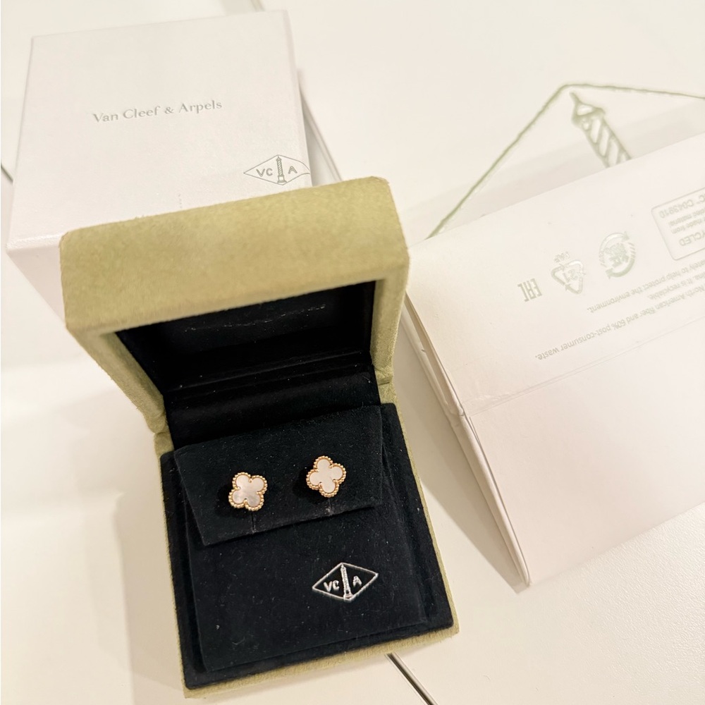 Van Cleef & Arpels Sweet Alhambra Mother of Pearl Earstuds - Picture 2 of 5